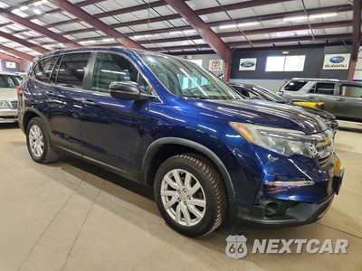 Czwarte zdjęcie samochodu z boku: 2019 HONDA PILOT LX VIN:5FNYF6H11KB020845 - miniatura
