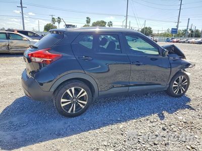 Trzecie zdjęcie samochodu z tyłu: 2020 NISSAN KICKS SV VIN:3N1CP5CV7LL521630 - miniatura