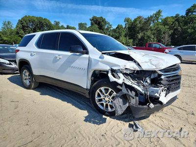 Czwarte zdjęcie samochodu z boku: 2020 CHEVROLET TRAVERSE LS VIN:1GNERFKW0LJ188119 - miniatura