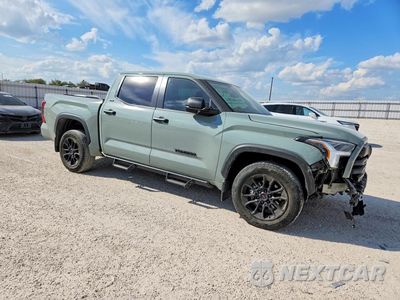 Czwarte zdjęcie samochodu z boku: 2024 TOYOTA TUNDRA SR5 VIN:5TFLA5AB5RX039744 - miniatura