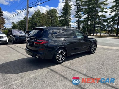 Czwarte zdjęcie samochodu z boku: 2023 BMW X7 XDRIVE40I VIN:5UX23EM0XP9R61216 - miniatura