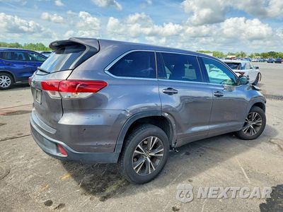 Trzecie zdjęcie samochodu z tyłu: 2018 TOYOTA HIGHLANDER LE VIN:5TDZZRFHXJS243649 - miniatura