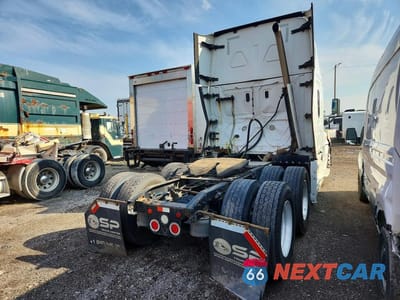 Trzecie zdjęcie samochodu z tyłu: 2018 FREIGHTLINER CASCADIA 125 SEMI TRUCK VIN:3AKJGLDR5JSJH8828 - miniatura