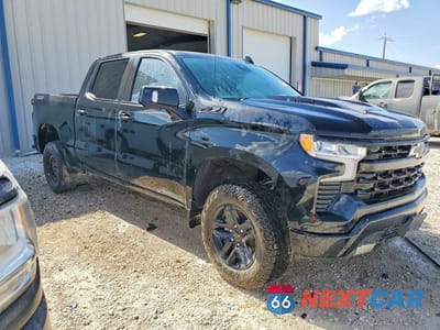 Czwarte zdjęcie samochodu z boku: 2023 CHEVROLET SILVERADO K1500 LT TRAIL BOSS VIN:3GCUDFE82PG341994 - miniatura