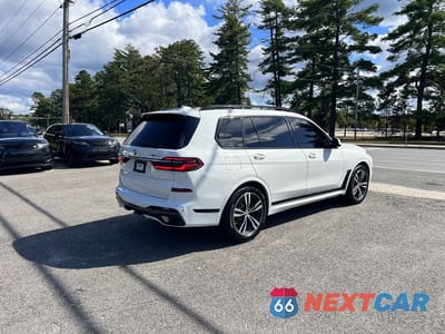 Czwarte zdjęcie samochodu z boku: 2023 BMW X7 XDRIVE40I VIN:5UX23EM05P9P84249 - miniatura