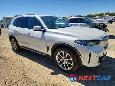 Czwarte zdjęcie samochodu z boku: 2025 BMW X5 XDRIVE40I VIN:5UX23EU00S9Z14690 - miniatura