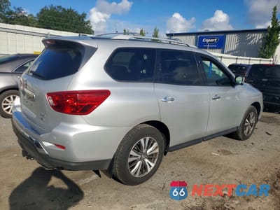Trzecie zdjęcie samochodu z tyłu: 2017 NISSAN PATHFINDER SL VIN:5N1DR2MM4HC904357 - miniatura