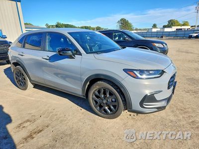 Czwarte zdjęcie samochodu z boku: 2023 HONDA HR-V SPORT VIN:3CZRZ2H52PM716389 - miniatura