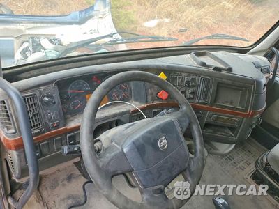 Zdjęcie 8 z 13 samochodu: 2012 VOLVO VNL SEMI TRUCK VIN:4V4NC9EG4CN536940 - miniatura