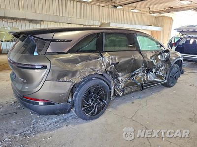Trzecie zdjęcie samochodu z tyłu: 2026 LUCID MOTORS GRAVITY GRAND TOURING VIN:7UUG1GHJ5TA040073 - miniatura