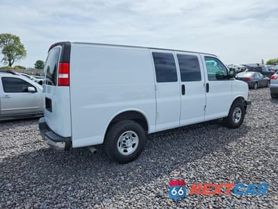 Trzecie zdjęcie samochodu z tyłu: 2021 CHEVROLET EXPRESS G2500 VIN:1GCWGAFPXM1263872 - miniatura