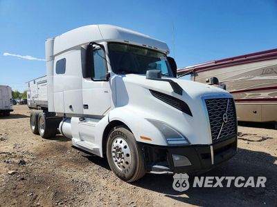 Czwarte zdjęcie samochodu z boku: 2019 VOLVO VNL SEMI TRUCK VIN:4V4NB9EH4KN215541 - miniatura