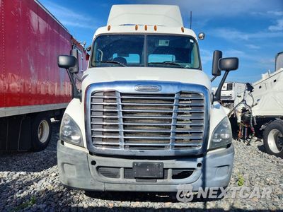 Piąte zdjęcie samochodu w środku: 2016 FREIGHTLINER CASCADIA 113 SEMI TRUCK VIN:1FUJGBDV5GLGS7928 - miniatura