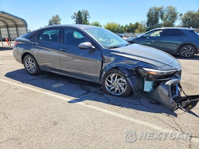 Czwarte zdjęcie samochodu z boku: 2026 HYUNDAI ELANTRA HYBRID BLUE VIN:KMHLM4DJ0TU201756 - miniatura