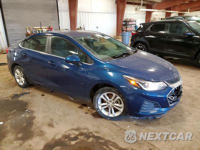 Czwarte zdjęcie samochodu z boku: 2019 CHEVROLET CRUZE LT VIN:1G1BE5SM6K7118984 - miniatura