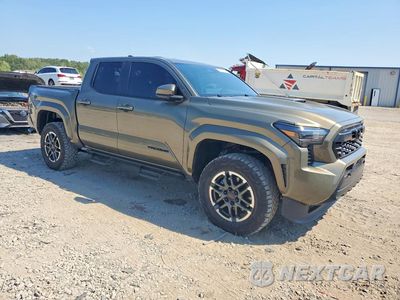 Czwarte zdjęcie samochodu z boku: 2025 TOYOTA TACOMA TRD SPORT VIN:3TMLB5JN9SM194977 - miniatura