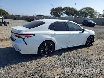Trzecie zdjęcie samochodu z tyłu: 2020 TOYOTA CAMRY XSE VIN:4T1K61AK4LU315597 - miniatura