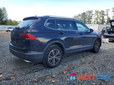 Trzecie zdjęcie samochodu z tyłu: 2018 VOLKSWAGEN TIGUAN SE VIN:3VV3B7AX1JM083854 - miniatura