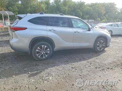 Trzecie zdjęcie samochodu z tyłu: 2020 TOYOTA HIGHLANDER XLE VIN:5TDHZRBH2LS000776 - miniatura