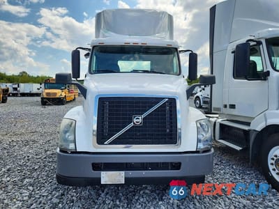 Piąte zdjęcie samochodu w środku: 2017 VOLVO VNL SEMI TRUCK VIN:4V4N39TG9HN987954 - miniatura