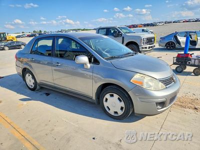 Czwarte zdjęcie samochodu z boku: 2009 NISSAN VERSA 1.8 S VIN:3N1BC11E69L396678 - miniatura