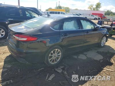 Trzecie zdjęcie samochodu z tyłu: 2019 FORD FUSION SE VIN:3FA6P0LU0KR196776 - miniatura