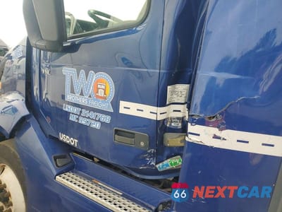 Zdjęcie 7 z 11 samochodu: 2018 VOLVO VNL SEMI TRUCK VIN:4V4NB9EH4JN899098 - miniatura