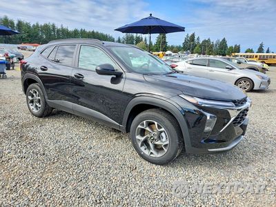 Czwarte zdjęcie samochodu z boku: 2025 CHEVROLET TRAX 1LT VIN:KL77LHEPXSC083056 - miniatura