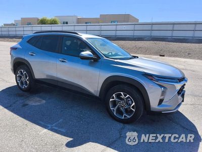 Czwarte zdjęcie samochodu z boku: 2025 CHEVROLET TRAX 1LT VIN:KL77LHEP7SC246715 - miniatura