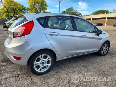Trzecie zdjęcie samochodu z tyłu: 2014 FORD FIESTA SE VIN:3FADP4EJ8EM102680 - miniatura