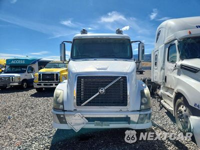 Piąte zdjęcie samochodu w środku: 2008 VOLVO VNL SEMI TRUCK VIN:4V4NC9TK08N495060 - miniatura