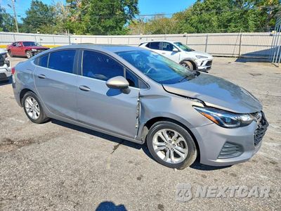 Czwarte zdjęcie samochodu z boku: 2019 CHEVROLET CRUZE LT VIN:1G1BE5SM0K7114350 - miniatura