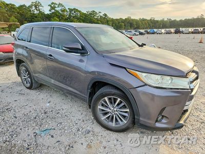 Czwarte zdjęcie samochodu z boku: 2017 TOYOTA HIGHLANDER XLE VIN:5TDJZRFH1HS480456 - miniatura