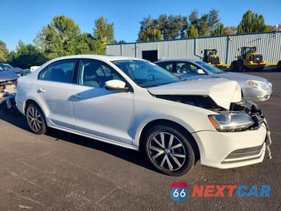 Czwarte zdjęcie samochodu z boku: 2017 VOLKSWAGEN JETTA SE VIN:3VWDB7AJ1HM223830 - miniatura