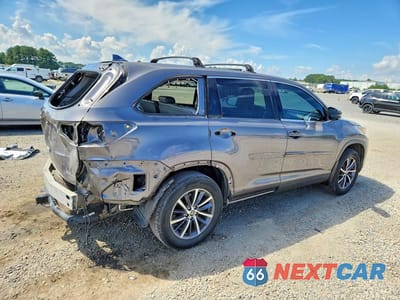 Trzecie zdjęcie samochodu z tyłu: 2017 TOYOTA HIGHLANDER XLE VIN:5TDJZRFH9HS369847 - miniatura