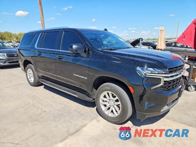 Czwarte zdjęcie samochodu z boku: 2021 CHEVROLET SUBURBAN C1500 LS VIN:1GNSCBKD8MR372173 - miniatura