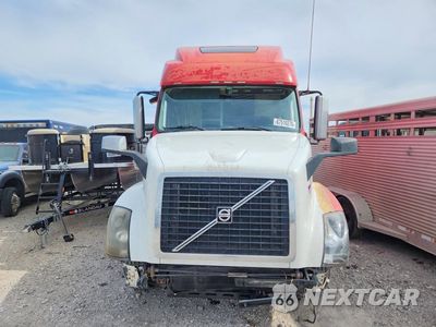 Piąte zdjęcie samochodu w środku: 2012 VOLVO VNL SEMI TRUCK VIN:4V4NC9KK9CN547831 - miniatura