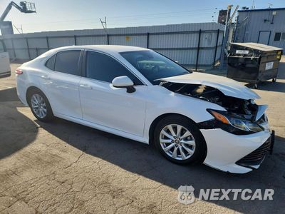 Czwarte zdjęcie samochodu z boku: 2020 TOYOTA CAMRY LE VIN:4T1C11AK5LU922790 - miniatura