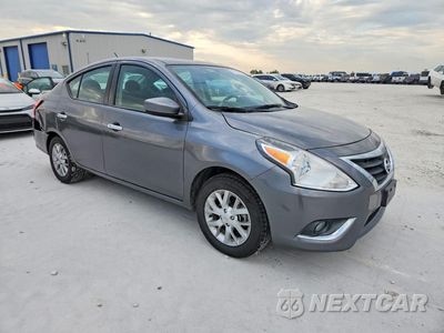 Czwarte zdjęcie samochodu z boku: 2019 NISSAN VERSA SV VIN:3N1CN7AP2KL822391 - miniatura