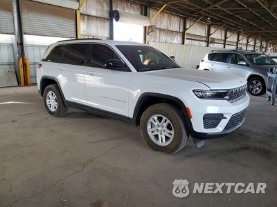 Czwarte zdjęcie samochodu z boku: 2025 JEEP GRAND CHEROKEE LAREDO VIN:1C4RJHAG4S8803350 - miniatura
