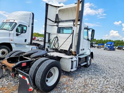 Trzecie zdjęcie samochodu z tyłu: 2017 VOLVO VNL SEMI TRUCK VIN:4V4N39TG4HN988087 - miniatura