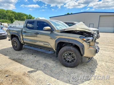 Czwarte zdjęcie samochodu z boku: 2025 TOYOTA TACOMA TRD OFF-ROAD HV VIN:3TYLC5LN5ST037848 - miniatura