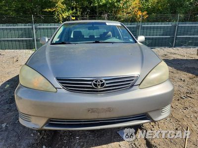 Piąte zdjęcie samochodu w środku: 2005 TOYOTA CAMRY LE VIN:4T1BE32K05U968704 - miniatura