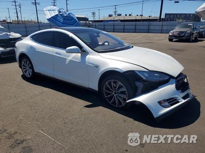 Czwarte zdjęcie samochodu z boku: 2013 TESLA MODEL S VIN:5YJSA1CG9DFP20568 - miniatura