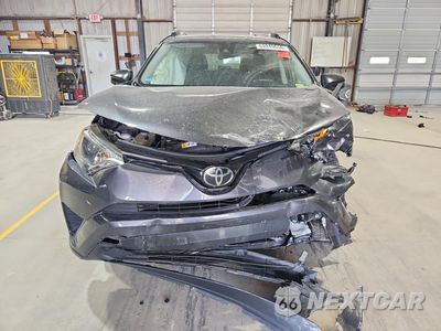 Piąte zdjęcie samochodu w środku: 2017 TOYOTA RAV4 LE VIN:JTMBFREV7HJ150225 - miniatura