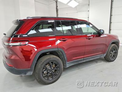 Trzecie zdjęcie samochodu z tyłu: 2025 JEEP GRAND CHEROKEE LAREDO VIN:1C4RJHAG0S8666939 - miniatura