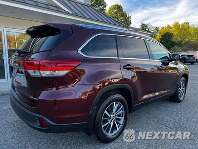Czwarte zdjęcie samochodu z boku: 2019 TOYOTA HIGHLANDER XLE VIN:5TDJZRFH7KS970522 - miniatura