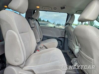Zdjęcie 11 z 14 samochodu: 2018 TOYOTA SIENNA LE VIN:5TDKZ3DC2JS940240 - miniatura