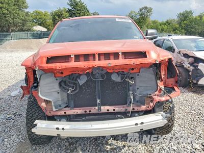 Piąte zdjęcie samochodu w środku: 2018 TOYOTA TUNDRA CREWMAX SR5 VIN:5TFDY5F11JX694553 - miniatura