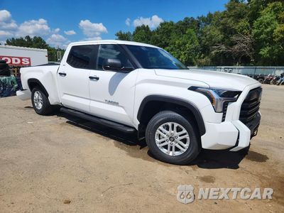 Czwarte zdjęcie samochodu z boku: 2026 TOYOTA TUNDRA CREWMAX SR5 VIN:5TFLA5ECXTX059014 - miniatura